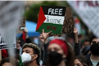 نيويورك تايمز : احتجاجات غير مسبوقة ضد إسرائيل بجامعات أميركا وسط حملات اعتقالات واسعة
