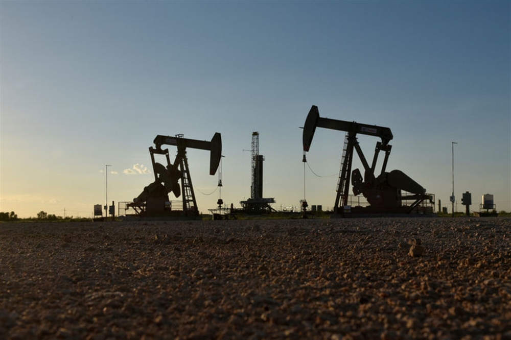ارتفاع المخزونات الأمريكية يدفع أسعار النفط إلى التراجع