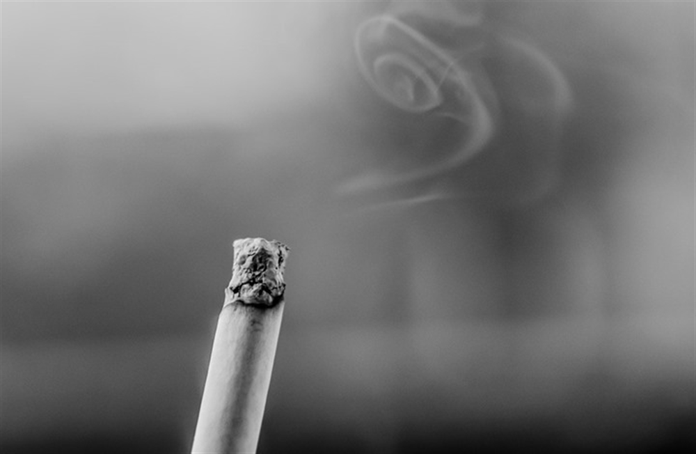 باحثون يحذرون: التدخين يجعلك تبدو أكبر سنا مما أنت عليه