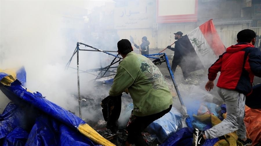 العراق: قوات الأمن تداهم مخيمات الاعتصام في بغداد ومقتل 4 متظاهرين