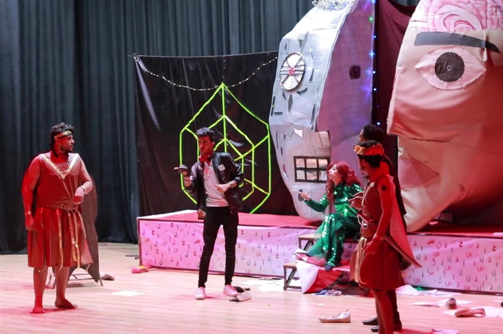 اليمنيون يتحدون "كورونا" بمهرجان مسرحي