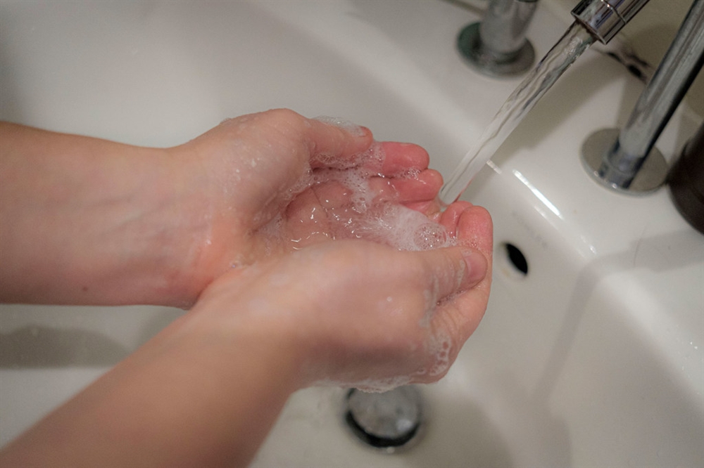 غسل اليدين 6 مرات يوميا يحمي من نقل الأمراض