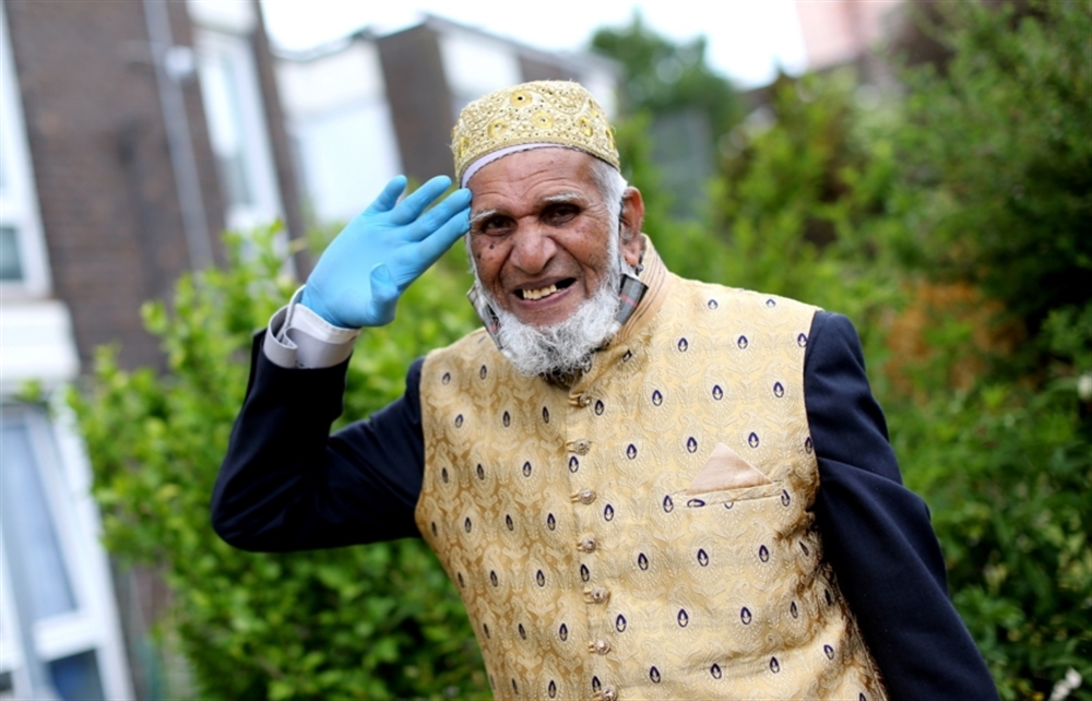 يبلغ من العمر 100 سنة.. معّمر بريطاني مسلم يجمع 243 ألف دولار لضحايا كورونا