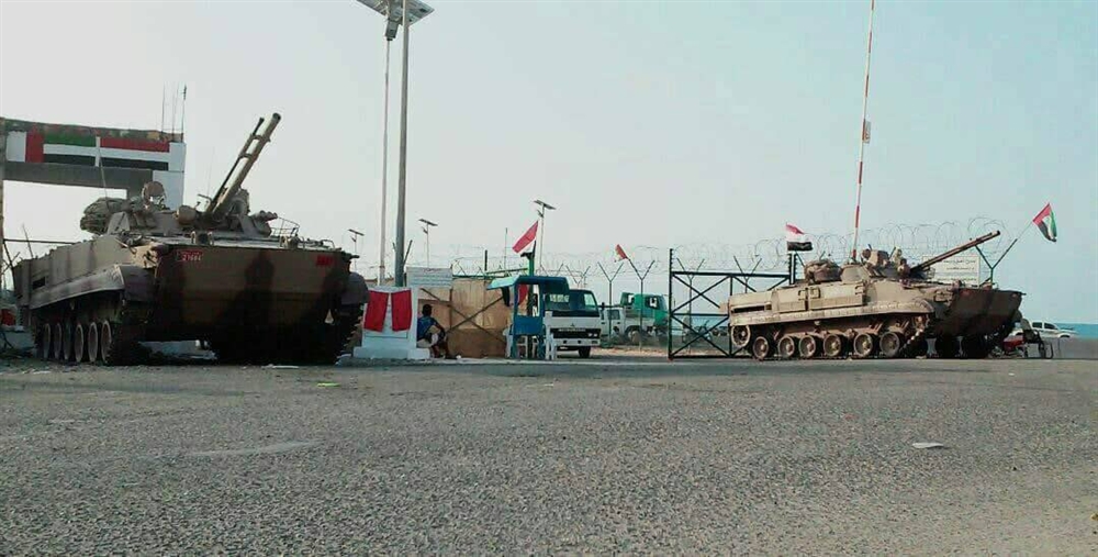 "الانتقالي" يسيطر على مطار وميناء سقطرى استعدادًا لإنزال أسلحة إماراتية