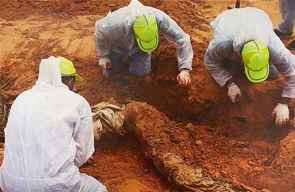 ارتكبتها مليشيا "حفتر" الاماراتية... اكتشاف مقابر جماعية جديدة في ليبيا ( صور)