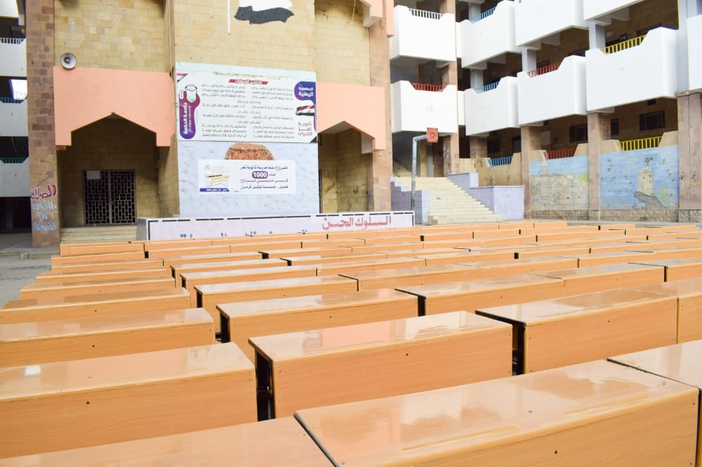 كدفعة أولى... مؤسسة توكل كرمان تسلم 500 مقعد دراسي مزدوج لثانوية تعز الكبرى
