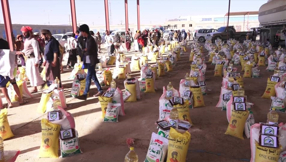 بتمويل كويتي..  توزيع 200 سلة غذائية لنازحي ريمة في مارب